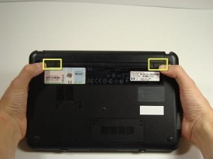 Разбираем ноутбук Compaq Mini 110. Чистим ноутбук от пыли и меняем термопасту.