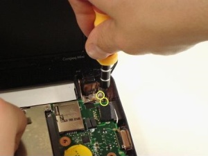 Разбираем ноутбук Compaq Mini 110. Чистим ноутбук от пыли и меняем термопасту.