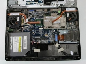 Разбираем ноутбук Dell inspiron e1705, чистим его от пыли и меняем термопасту.