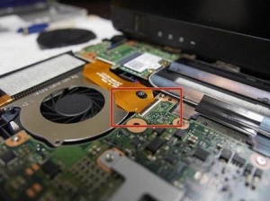 Разбираем ноутбук Fujitsu T902 и чистим его от пыли.