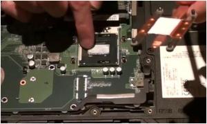Как разобрать ноутбук Fujitsu LIFEBOOK AH512? Чистим его от пыли и меняем в нём термопасту.
