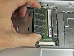 Разбираем ноутбук Dell Inspirion 700m, чистим ноутбук от пыли и меняем термопасту.