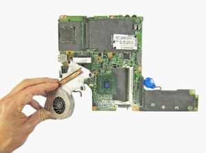 Разбираем ноутбук Dell Inspirion 700m, чистим ноутбук от пыли и меняем термопасту.