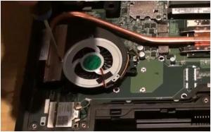 Как разобрать ноутбук Fujitsu LIFEBOOK AH512? Чистим его от пыли и меняем в нём термопасту.
