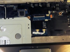 Разбираем ноутбук HP Pavilion DV3, чистим его от пыли и меняем термопасту.