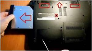 Разбираем ноутбук Samsung R523, чистим от пыли и меняем термопасту.